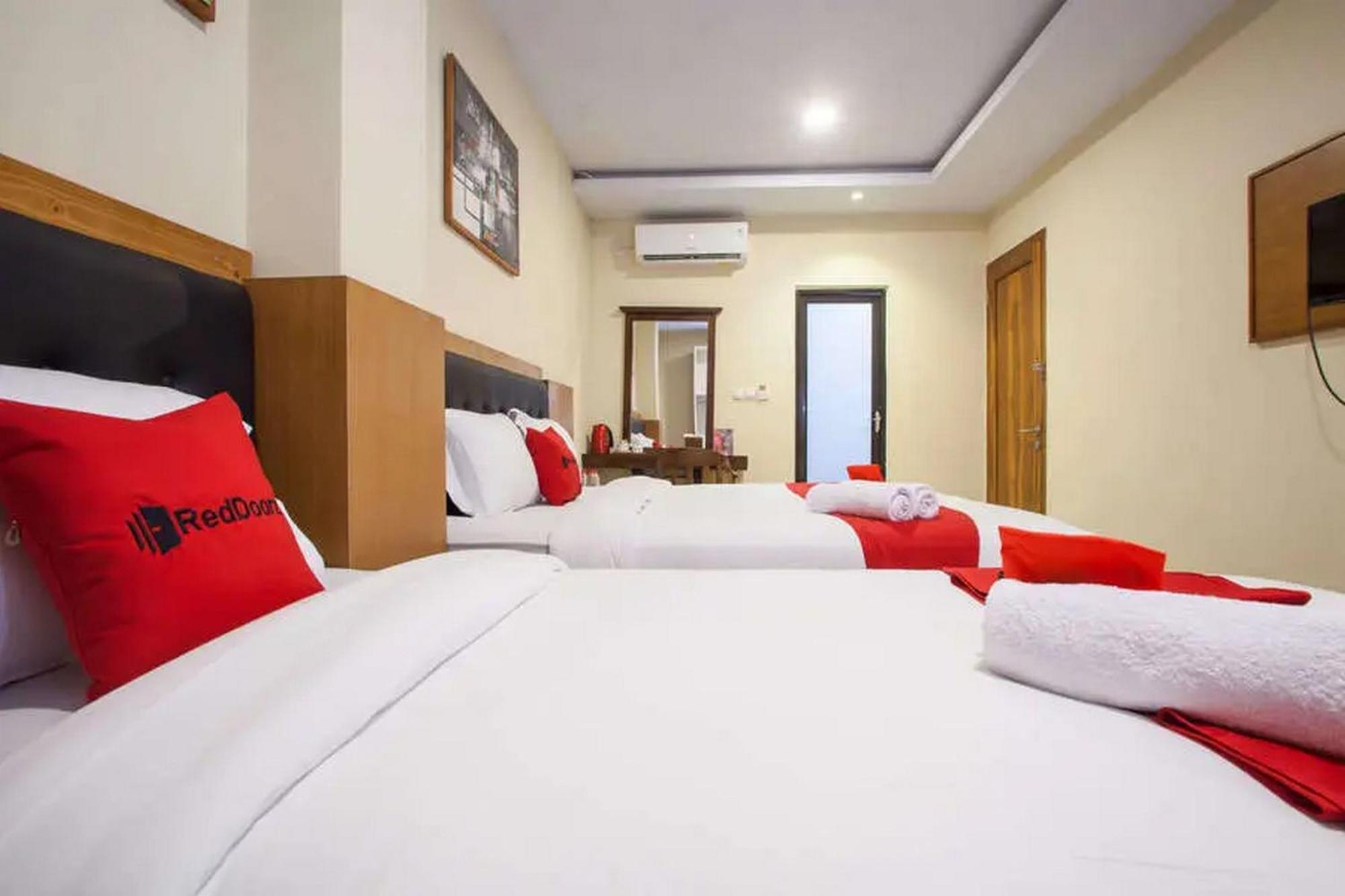 Reddoorz Premium @ Jalan Cengkeh Malang Hotel Exterior photo