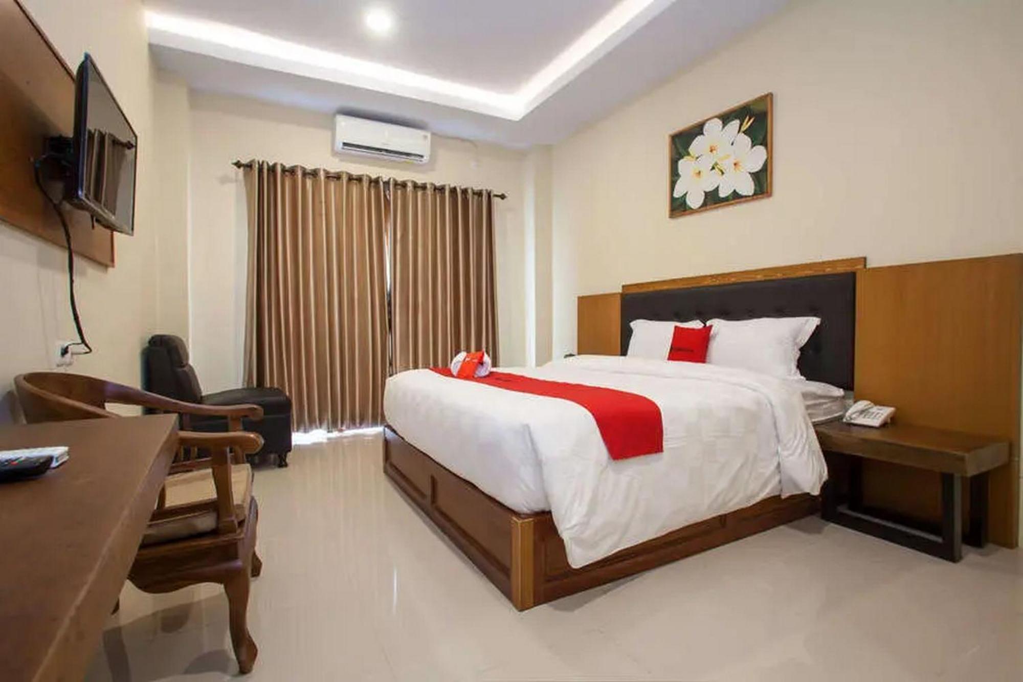 Reddoorz Premium @ Jalan Cengkeh Malang Hotel Exterior photo